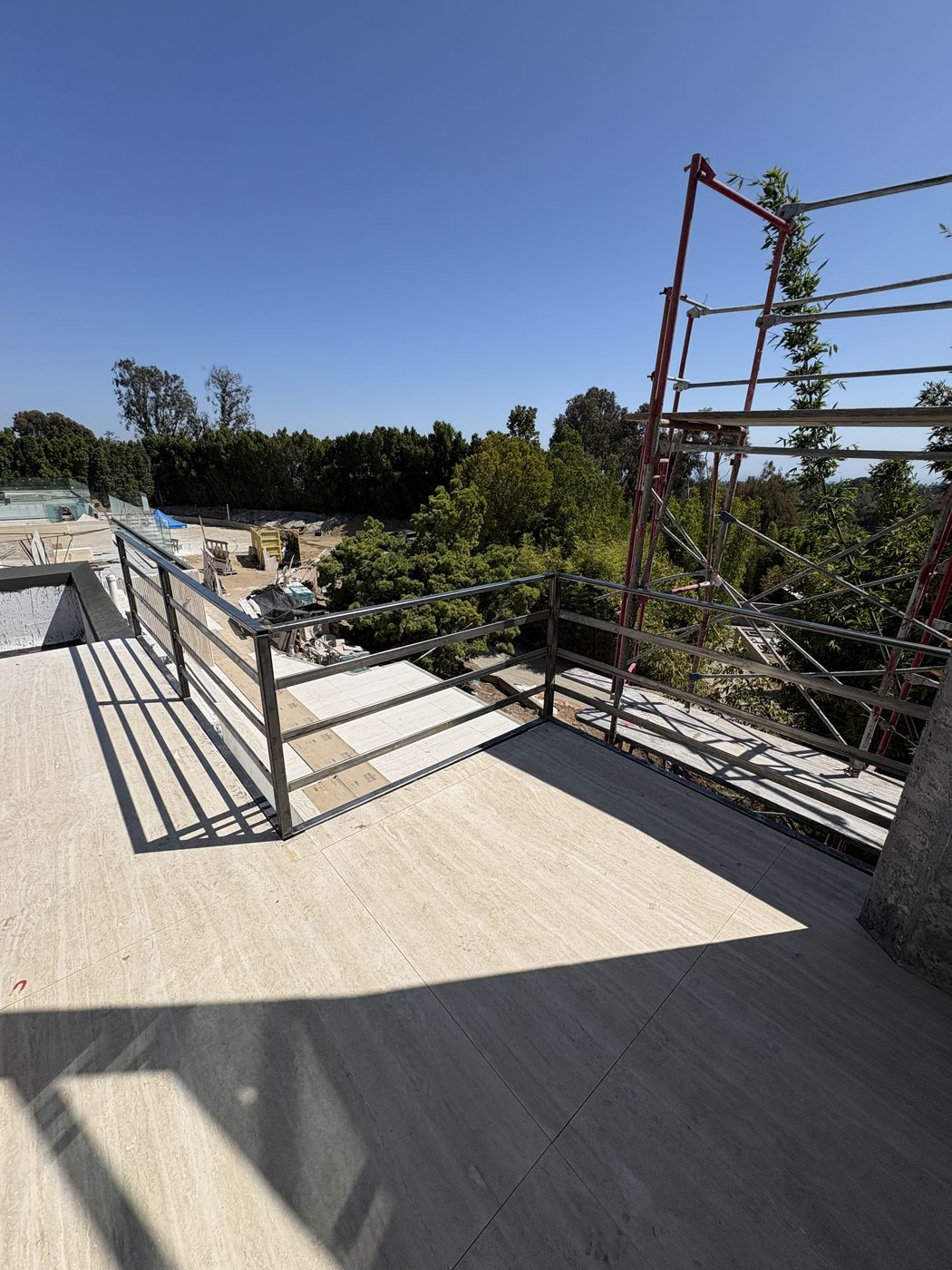 Steel guard rail with horizontal bars around a terrace, built by DM Welding
